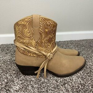Dingo Valerie Paisley Tan Western Booties Floral Tooled Leather Women’s 9